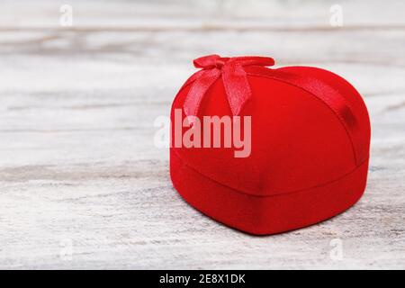 Nahaufnahme rotes Herz für Ringe. Stockfoto