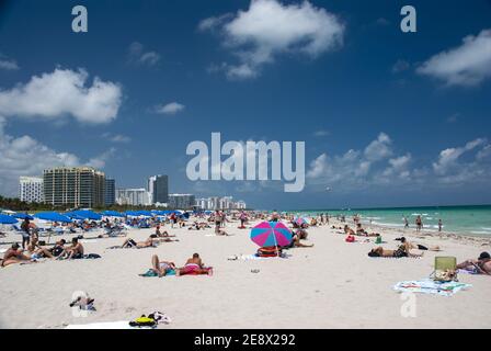 MIAMI BEACH, VEREINIGTE STAATEN - Apr 07, 2011: Menschen auf Miami Beach Sonnenbaden und genießen Sie die Freizeit, Florida Stockfoto