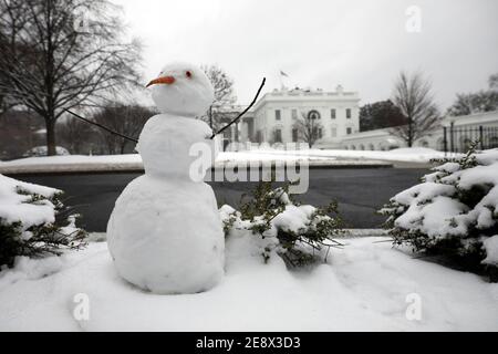 Washington, Usa. Februar 2021. Am Montag, den 1. Februar 2020, wird auf dem Gelände des Weißen Hauses in Washington, DC ein Schneemann gesehen. Ein großer Schneesturm betrifft den östlichen Teil der Vereinigten Staaten bringt ein paar Zentimeter Schnee und eiskalten Regen in die Hauptstadt der Nation. Foto von Yuri Gripas Kredit: UPI/Alamy Live Nachrichten Stockfoto