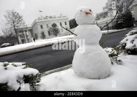 Washington, Usa. Februar 2021. Am Montag, den 1. Februar 2020, wird auf dem Gelände des Weißen Hauses in Washington, DC ein Schneemann gesehen. Ein großer Schneesturm betrifft den östlichen Teil der Vereinigten Staaten bringt ein paar Zentimeter Schnee und eiskalten Regen in die Hauptstadt der Nation. Foto von Yuri Gripas Kredit: UPI/Alamy Live Nachrichten Stockfoto