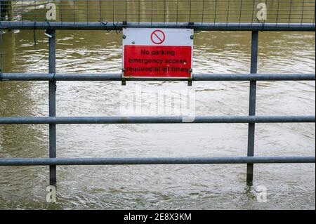 Shiplake, Oxfordshire, Großbritannien - 1. Februar 2021. Ein Schild ohne Parkplatz neben einem überfluteten Feld. Für die Schalenwerk- und die untere Schalenwerk ist eine Überschwemmungswarnung vorhanden. Es wird mit einer Überschwemmung des Grundstücks gerechnet, da der Wasserspiegel an der Themse weiter ansteigt. Für die kommenden Wochen werden weitere Niederschläge prognostiziert. Quelle: Maureen McLean/Alamy Live News Stockfoto