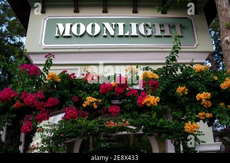 Schild am Haupttor des Moonlight Parks in der Stadt Kemer, Provinz Antalya in der Türkei. Kemer, Türkei - 08.07.2020 Stockfoto