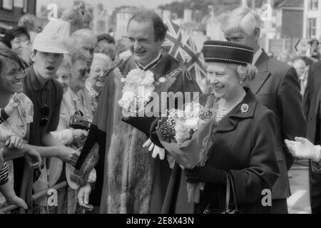 Queen Elizabeth II Besuch in Hastings Old Town, East Sussex, England, Großbritannien. Juni 1997 Stockfoto