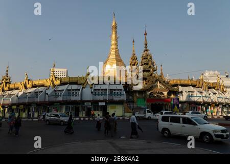 Yangon, Myanmar - 19. Dezember 2019: Allgemeine Ansicht der Sule Pagode Buddhistischer Tempel und Stupa, in Gold dekoriert, umgeben von Verkehr und Geschäften, in der Nähe von M Stockfoto