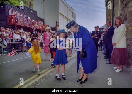 Königin Elizabeth II. Erhält Blumenstrauß von Kindern während ihres Besuches in Hastings Old Town, East Sussex, England, Großbritannien. 6. Juni 1997 Stockfoto