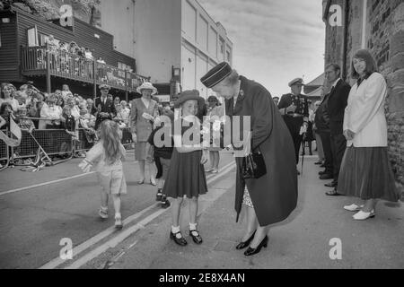 Königin Elizabeth II. Erhält Blumenstrauß von Kindern während ihres Besuches in Hastings Old Town, East Sussex, England, Großbritannien. 6. Juni 1997 Stockfoto