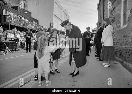 Königin Elizabeth II. Erhält Blumenstrauß von Kindern während ihres Besuches in Hastings Old Town, East Sussex, England, Großbritannien. 6. Juni 1997 Stockfoto