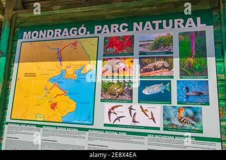 Bunte Informationskarton über Parc natural de Mondragó Cala Mondrago Samarador Mallorca. Stockfoto