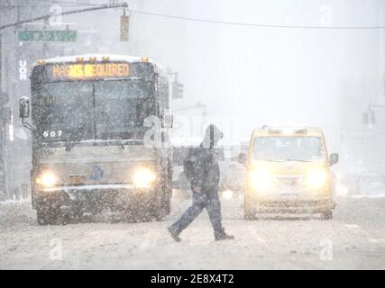 New York, Usa. Februar 2021. Ein Fußgänger überquert die Sixth Avenue, als am Montag, den 1. Februar 2021 in New York City Schnee fällt. Ein großes Nor'easter droht, so viel wie 2 Fuß Schnee auf Teilen der Tri-State-Bereich in den nächsten zwei Tagen zu werfen. Foto von John Angelillo/UPI Kredit: UPI/Alamy Live Nachrichten Stockfoto