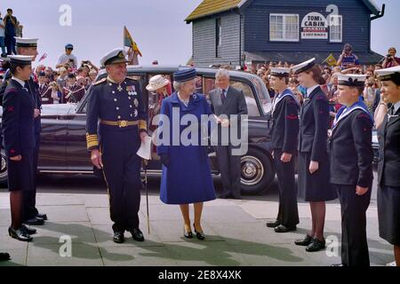 Königin Elizabeth II. Kommt in Winkle Island in einem alten Rolls Royce an und besucht Hastings Old Town, East Sussex, England, Großbritannien. 6. Juni 1997 Stockfoto