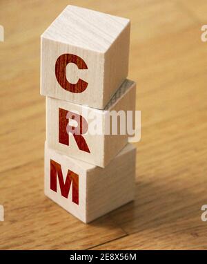 CRM, Customer Relationship Management, Treueprogramm, Wiederholungskauf Frequenz Konzept, Würfel Holzblock mit Alphabet kombinieren das Wort abbreviati Stockfoto