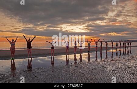 Äquinox, 2020. Portobello, Edinburgh, Schottland, Großbritannien. März 2020, 20th. Sonnenaufgang Temperatur 0 Grad Celsius wie die Wanderwoman Schottland reflektieren. Stockfoto