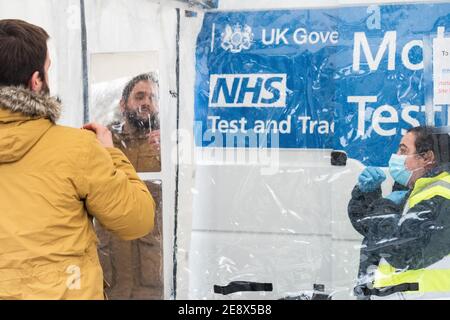 London, Großbritannien. Februar 2021. Eine mobile Testeinheit für die südafrikanische Variante des Coronavirus in Dean Gardens, West Ealing, nachdem ein Fall in Ealing, London, nachgewiesen wurde. Foto: Roger Garfield/Alamy Live News Stockfoto