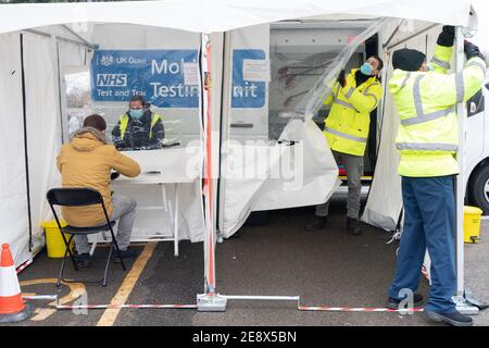 London, Großbritannien. Februar 2021. Eine mobile Testeinheit für die südafrikanische Variante des Coronavirus in Dean Gardens, West Ealing, nachdem ein Fall in Ealing, London, nachgewiesen wurde. Foto: Roger Garfield/Alamy Live News Stockfoto