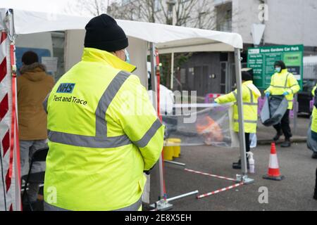 London, Großbritannien. Februar 2021. Eine mobile Testeinheit für die südafrikanische Variante des Coronavirus in Dean Gardens, West Ealing, nachdem ein Fall in Ealing, London, nachgewiesen wurde. Foto: Roger Garfield/Alamy Live News Stockfoto