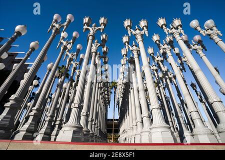 Urban Light ist ein groß angelegtes Assemblage Skulptur von Chris Burden am Wilshire Boulevard Eingang des Los Angeles County Museum für Kunst. Stockfoto