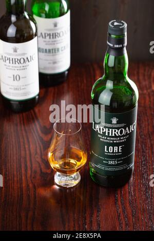 Trondheim, Norwegen - Mai 18 2020: Laphroaig Single Malt Scotch Whisky 10 Jahre, Viertelfass, Lore Flasche und Glas Stockfoto