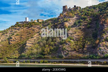 BAD SALZIG, RINELAND-PFALZ, DEUTSCHLAND - CA. AUGUST 2020: Burg Liebenstein und Burg Sterrenberg in Bad Salzig Stadt am Rhein in Stockfoto