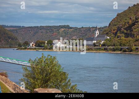 BAD SALZIG, RINELAND-PFALZ, DEUTSCHLAND - CA. AUGUST 2020: Bad Salzig Stadt am Rhein in Deutschland. Stockfoto