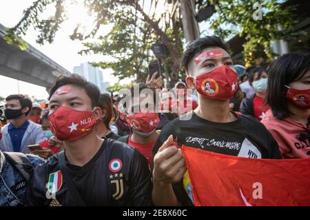 Bangkok, Thailand. Februar 2021. Demonstranten versammeln sich bei einem Protest vor der Botschaft von Myanmar in Bangkok. Birmanische Demonstranten versammelten sich vor der Botschaft von Myanmar in Bangkok am Tag, an dem das Militär von Myanmar die Staatsrätin von Myanmar Aung San Suu Kyi festnahm und den Ausnahmezustand ausrief, während sie die Macht im Land für ein Jahr ergatteten, nachdem sie die Wahl gegen die National League für verloren hatten Demokratie (NLD). Kredit: SOPA Images Limited/Alamy Live Nachrichten Stockfoto