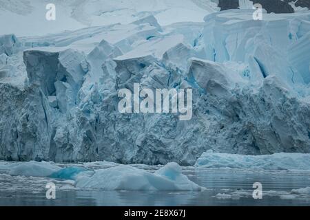 Meereis und Gletscher im Paradise Harbour, Antarktis Stockfoto