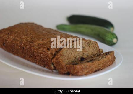 Zucchini Rosinenbrot. Es ist ein weiches und feuchtes Schnellbrot aus zerkleinerten Zucchini mit Rosinen, Zimt und einem Schuss Muskatnuss für den Geschmack hinzugefügt Stockfoto