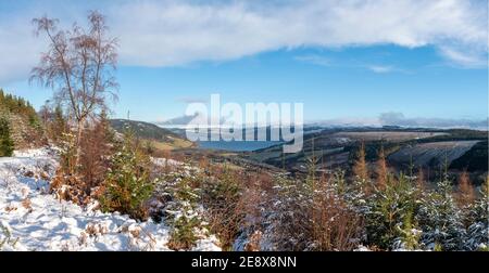 Blick vom Blamacaan Forest über das Highland Village Drumnadrochit und weiter zum Loch Ness selbst. Stockfoto
