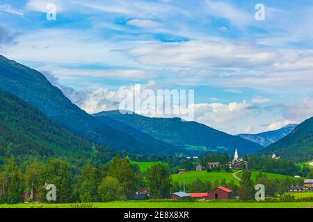 Erstaunliche unglaubliche norwegische Landschaft mit Bergen und Dorf im Jotunheimen Nationalpark Norwegen. Stockfoto