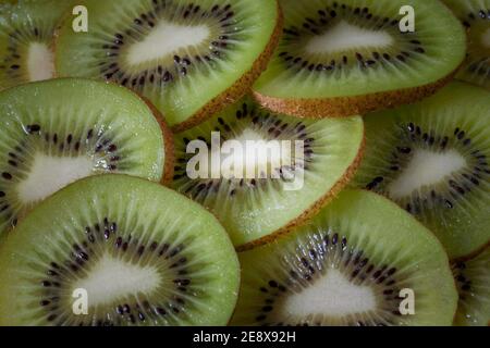 Scheiben Kiwifruit (chinesische Stachelbeere) Stockfoto