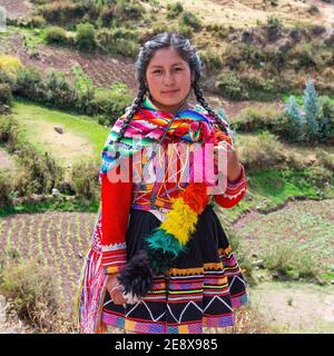 Indigene peruanische Quechua Frau mit traditioneller Kleidung im Heiligen Tal der Inka in der Nähe von Cusco, Peru. Stockfoto