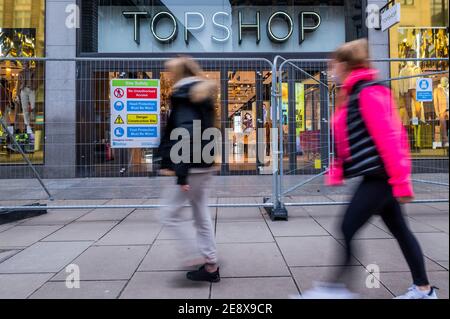 London, Großbritannien. Februar 2021. Die Marke Top Shop scheint an Asos verkauft worden zu sein, was die Schließung ihrer Geschäfte, einschließlich des Flaggschiffs Oxford Street One (jetzt hier eingezäunt) und Redundanz für alle Mitarbeiter bedeutet. Seit Beginn der Pandemie haben viele Einzelhandelsunternehmen geschlossen. Schwierige Zeiten für die Hauptstraße während der nationalen Lockdown 3 als die Regierung Anweisung ist für alle zu Hause zu bleiben. Kredit: Guy Bell/Alamy Live Nachrichten Stockfoto
