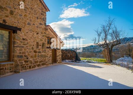 Schneebedeckter Garten des ländlichen Hauses. Pradena del Rincon, Provinz Madrid, Spanien. Stockfoto