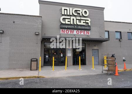 NEW YORK, NY – JANUAR 31: Ein Micro Center-Laden, der am 31. Januar 2021 in Flushing, Queens, in New York City zu sehen war. Stockfoto