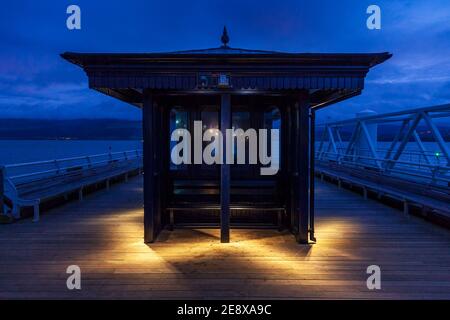 Das Beaumaris Pier Shelter in der Abenddämmerung auf der Menai Strait im Winter, Anglesey, Wales Stockfoto