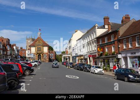 Allgemeine Ansicht entlang der High Street in der Marktstadt Marlborough, Wiltshire, Großbritannien. Stockfoto