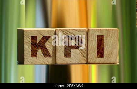 KPI-Wort in Holzblöcken geschrieben, Key Performance Indicator. Geschäftskonzept. Stockfoto