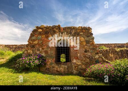 Steinmauer mit einem alten Brunnen an der Hacienda Bernardez in Guadalupe, Zacatecas, Mexiko. Stockfoto