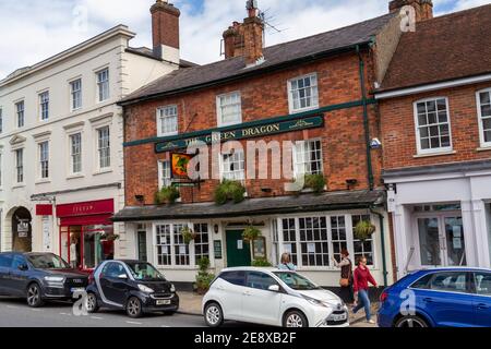 Das öffentliche Haus Green Dragon an der High Street in der Marktstadt Marlborough, Wiltshire, Großbritannien. Stockfoto