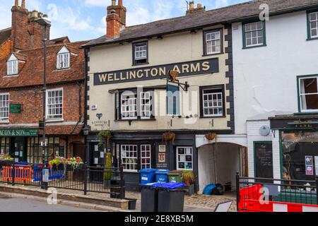 Wellington Arms öffentliches Haus an der High Street in der Marktstadt Marlborough, Wiltshire, Großbritannien. Stockfoto