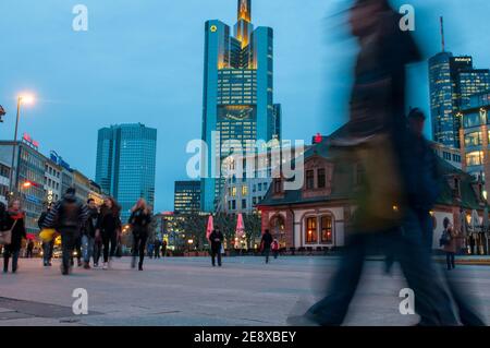 Hauptwache plaza Frankfurt am Main plaza mit Menschen bewegen und Einkaufen Stockfoto