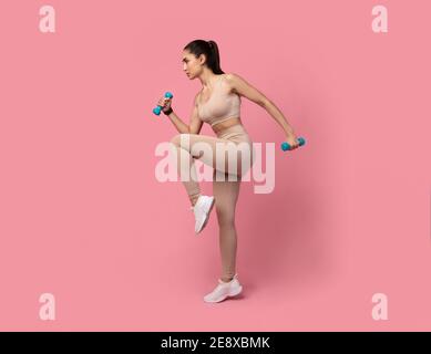 Junge Frau Ausübung Mit Hanteln Isoliert Auf Pastell Hintergrund Stockfoto