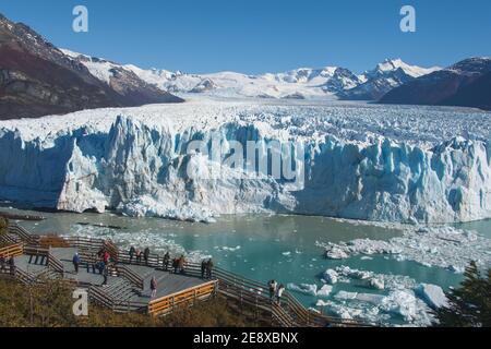 Aussichtspunkt zum landschaftlich schönen Panoramablick auf den berühmten gigantischen schmelzenden Perito Moreno Gletscher, beliebtes Touristenziel. Patagonien, Argentinien Stockfoto