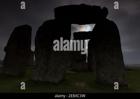 Eine Sonnenfinsternis an der antiken Stätte von Stonehenge in Wiltshire. Bilddatum Freitag, 20. März 2015. Stockfoto