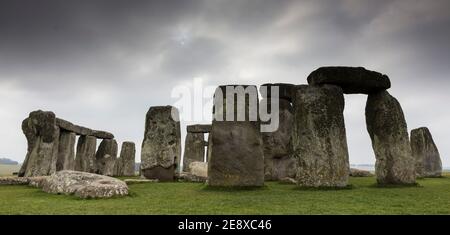 Eine Sonnenfinsternis an der antiken Stätte von Stonehenge in Wiltshire. Bilddatum Freitag, 20. März 2015. Stockfoto