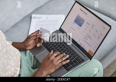 High-Angle Nahaufnahme der jungen afroamerikanischen Frau mit Laptop mit Online-Banking-Service auf dem Bildschirm, Kopierraum Stockfoto