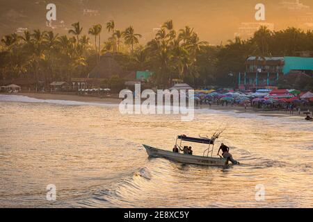 Sportfischer fahren bei Sonnenaufgang aus der Bucht in Sayulita, Nayarit, Mexiko. Stockfoto
