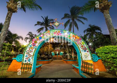 Torbogen bedeckt mit Huichol Handwerk genannt 'Ojos de Dios' auf der plaza von Sayulita, Nayarit, Mexiko. Stockfoto