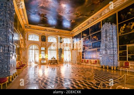 Eine reich verzierte goldene Innenraum Ballsaal bild Halle mit innerhalb des Rokoko Catherine Palace in der Nähe von St. Petersburg, Russland. Stockfoto