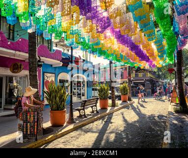 Bunte Banner schmücken die Innenstadt von Sayulita, Nayarit, Mexiko. Stockfoto