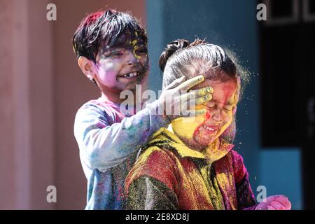 Kinder spielen mit Farbe zu Hause während holi Festival of Farben Stockfoto